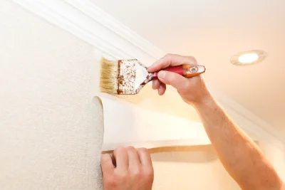 Pose de papier peint à Banon — revêtements muraux et toiles de verre